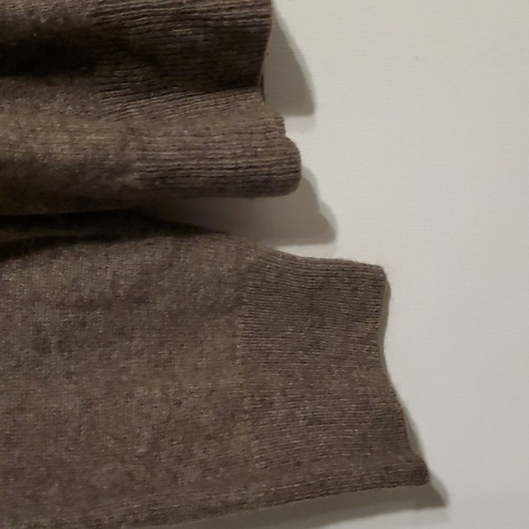 Bloomingdale's men's L brown V-neck cashmere sweater - Picture 3 of 5